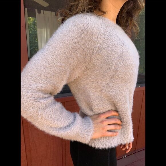 Aritzia light grey fuzzy long-sleeved sweater, great shape, no tags, Small - Picture 5 of 7